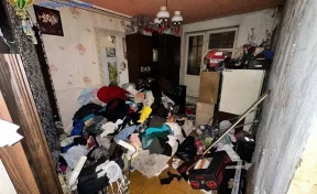 В Москве мать оставила двухлетнего ребёнка одного в захламлённой квартире