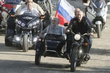 Фото: Глава Крыма объяснил детям, почему Путин управлял мотоциклом без шлема  1