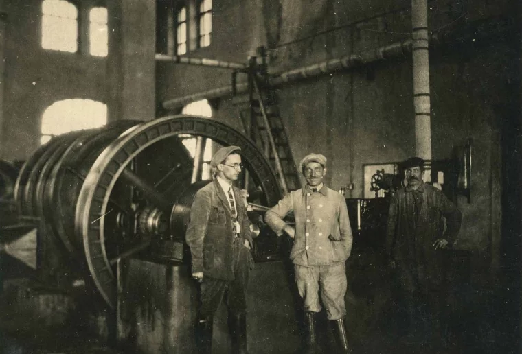 В зале электростанции