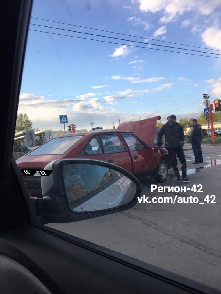 Фото: В Кемерове «Москвич» врезался в Opel: на месте ДТП работают спасатели 2