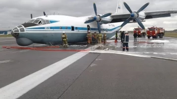 Фото: Самолёт Ан-12 загорелся при аварийной посадке в Екатеринбурге  1