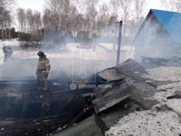 Фото: Последствия пожара в частной постройке в Кемеровском районе сняли на видео 1