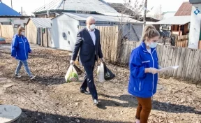 Губернатор Кузбасса вместе с волонтёрами доставил продукты пенсионерам