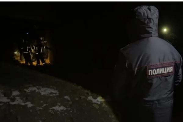 Двое кузбассовцев провалились в трубу заброшенного завода: их спасали 3 часа