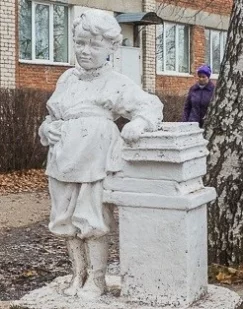 Фото: Ленин с трубочкой, Ленин-«рэпер» и Ленин-ребёнок: почему женское пальто — не самая странная деталь скульптуры вождя 2
