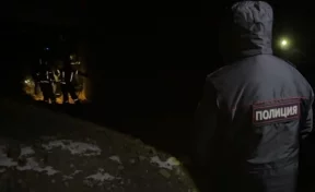 Двое кузбассовцев провалились в трубу заброшенного завода: их спасали 3 часа