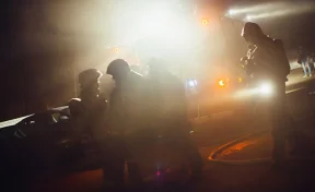 МЧС: в Прокопьевске здание бывшего АБК шахты вспыхнуло в результате поджога