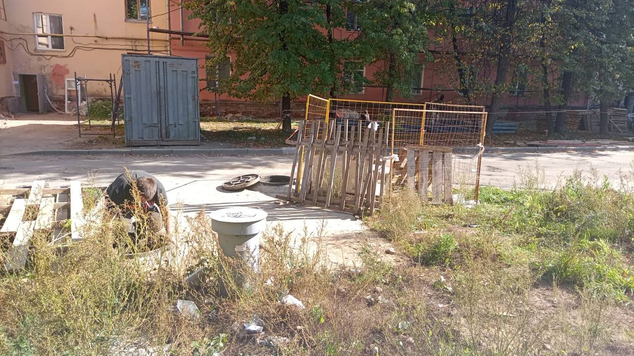 В Смоленске двое детей провалились в яму на месте коммунальных работ