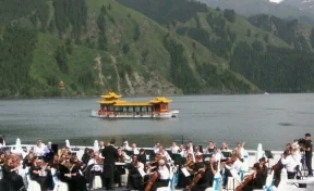 Губернаторский симфонический оркестр Кузбасса выступил на берегу озера в Китае