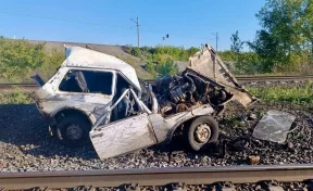 Под Челябинском пассажирский поезд сбил машину, которую влюблённые оставили на путях и ушли смотреть на небо 