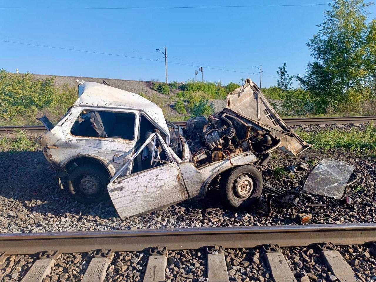 Под Челябинском пассажирский поезд сбил машину, которую влюблённые оставили на путях и ушли смотреть на небо 