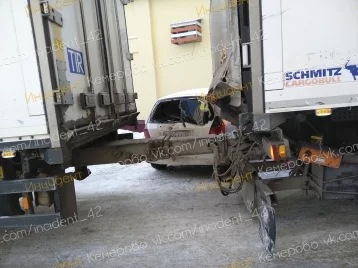 Фото: Грузовик протаранил легковой автомобиль в Кемерове 1