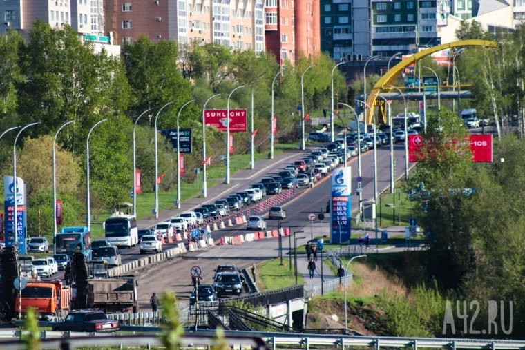 Фото: Они вернулись. Как выглядят пробки на Кузбасском мосту после возобновления ремонта 21