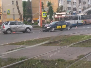 Фото: В Кемерове на Ленина произошло серьёзное ДТП с такси 1
