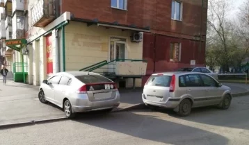 Фото: В Кемерове водителя Hyundai оштрафовали за парковку на тротуаре 1