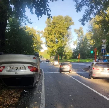 Фото: В Кемерове иномарка попала в ДТП и перевернулась 1