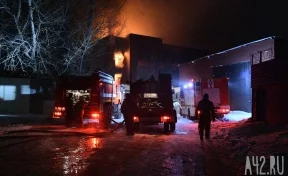 Открытое горение в мебельном центре в Кемерове удалось ликвидировать