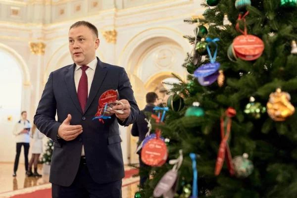 Илья Середюк исполнит мечты детей из Кузбасса и ДНР с кремлёвской «Ёлки желаний»