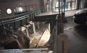 На платформе Ладожского вокзала в Петербурге обрушилась часть крыши