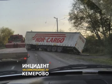 Фото: На въезде в Кемерово опрокинулась фура 1