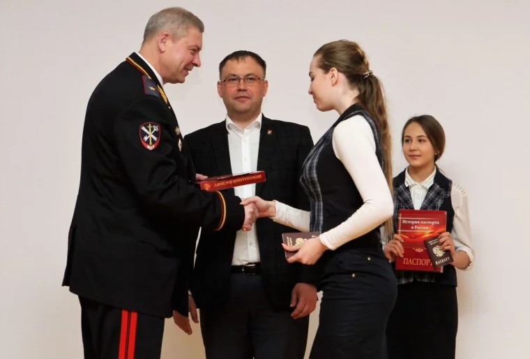 Фото: Кемеровским школьникам вручили их первые паспорта 2