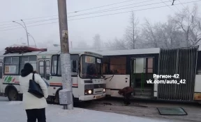 В Кемерове столкнулись маршрутка и автобус