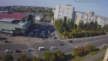 Фото: Момент ДТП возле крупного ТЦ в Кемерове попал на видео 1