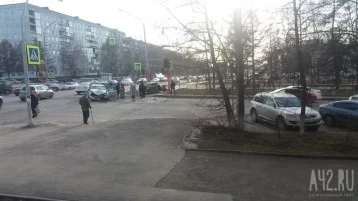 Фото: В Кемерове после ДТП авто вылетело на тротуар 1
