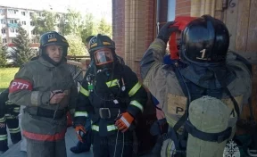 В Осинниках пожарные во время учений спасли из условно загоревшегося храма двух человек