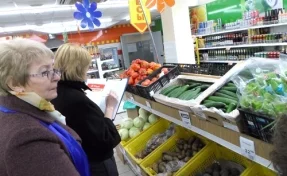 В кемеровских магазинах нашли просроченную рыбу и варёные овощи