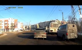 Проезд двух автобусов ПАЗ на красный свет попал на видео