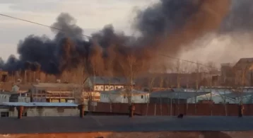 Фото: В Томске на территории завода загорелся ангар с техникой 1