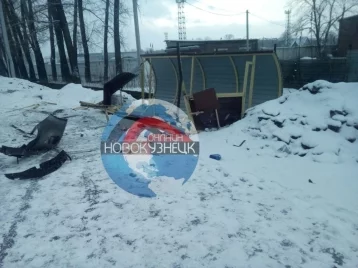 Фото: Машина снесла остановку в Новокузнецке 1