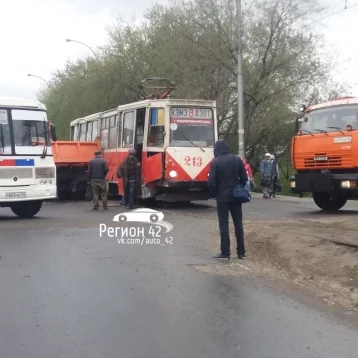 Фото: В Кемерове столкнулись трамвай и КамАЗ 1