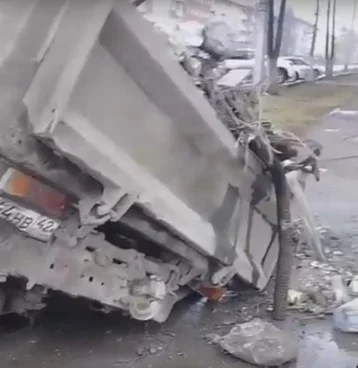 Фото: Под грузовиком провалился асфальт в центре кузбасского города 1