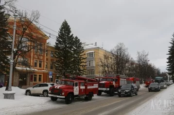 Фото: К музею в центре Кемерова подъехали пожарные машины 1