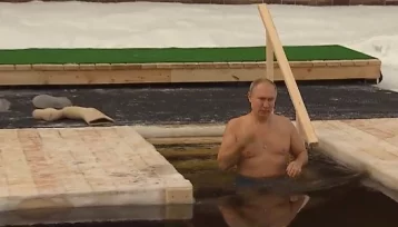 Фото: Иностранцев впечатлили крещенские купания Путина 1