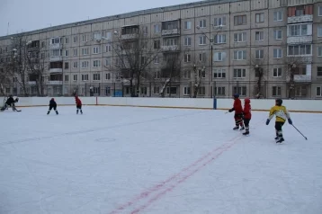 Фото: Около кемеровских школ открыли первые ледовые площадки 1
