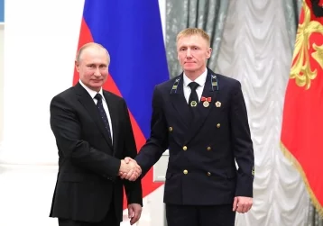 Фото: Владимир Путин вручил государственную награду шахтёру из Кузбасса 1