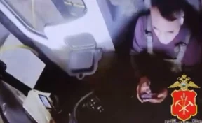 В Кузбассе оштрафовали водителя автобуса, который вёз пассажиров и смотрел видео в телефоне