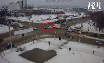 Фото: Машину развернуло: момент ДТП на кемеровском перекрёстке попал на видео 1