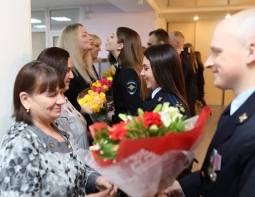 Фото: Начальник кузбасской полиции поздравил с праздником мам сотрудников органов внутренних дел 1