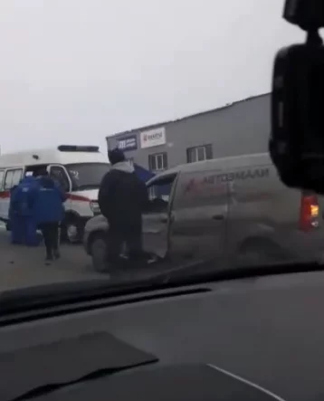 Фото: Последствия серьёзного ДТП в Кемерове попали на видео 1