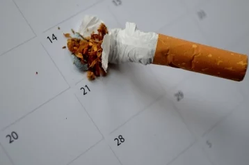 Фото: Медики: богатые отказываются от сигарет, а бедные курят больше 1