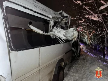 Фото: На трассе в Тверской области маршрутка столкнулась с 20-метровой яхтой, которую перевозили на трале 1