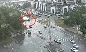 В Кемерове на Октябрьском проспекте столкнулись две иномарки: момент попал на видео