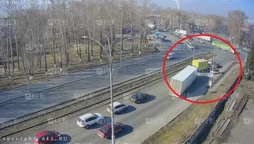 Фото:  В Кемерове дрифтующий по проспекту Шахтёров водитель въехал в дорожное ограждение  1