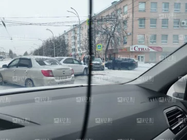 Фото: В Кемерове тройное ДТП собрало пробку на перекрёстке Ленина — 50 лет Октября 2