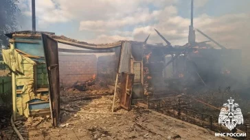 Фото: В кузбасском посёлке сгорел дом  3