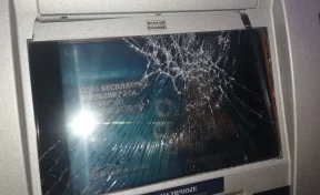 В Кузбассе недовольный клиент разбил «обидевший» его банкомат